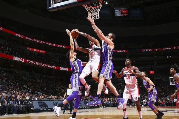 篮球湖人球员社媒晒训练日常（湖人球员在社交平台晒日常训练）