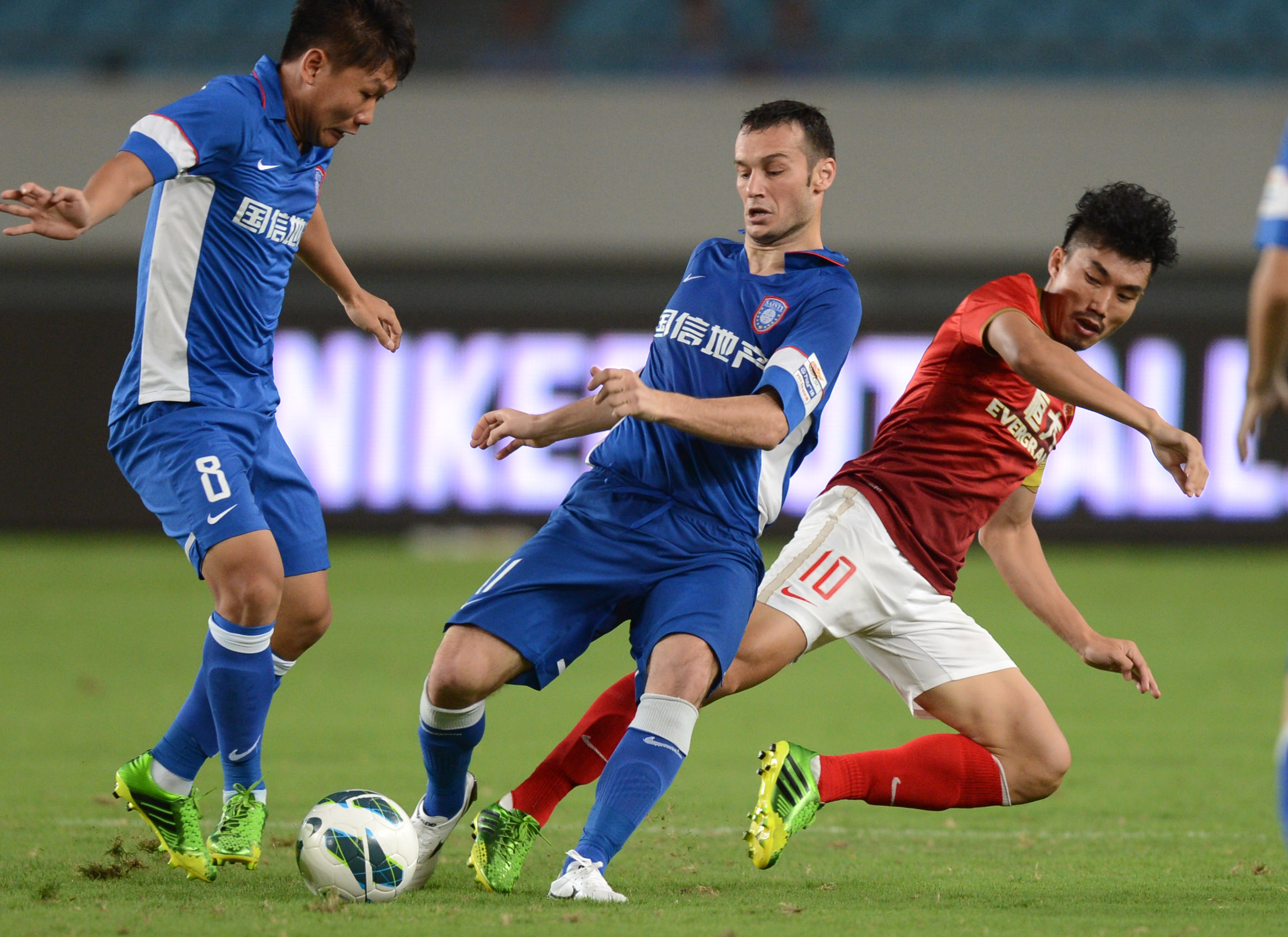 国脚连续助攻，带动全队节奏（国脚连送助攻，盘活全队节奏）