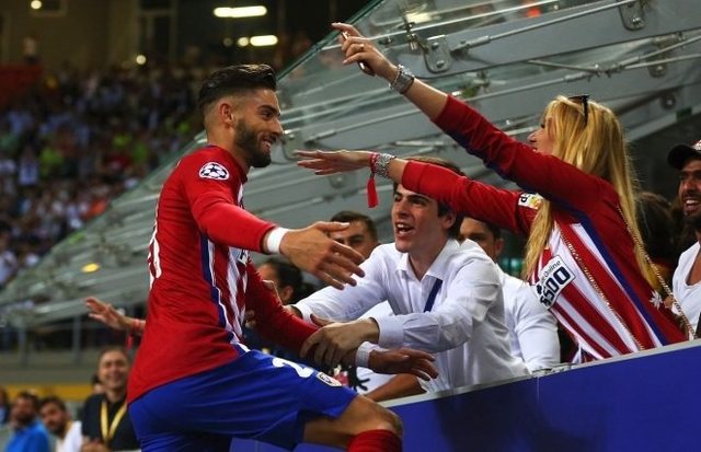 乔治娜晒在卡塔尔海边照片，蓝色紧身连衣裙尽显曼妙身姿（乔治娜分享卡塔尔海边美照，蓝色紧身裙勾勒婀娜曲线）