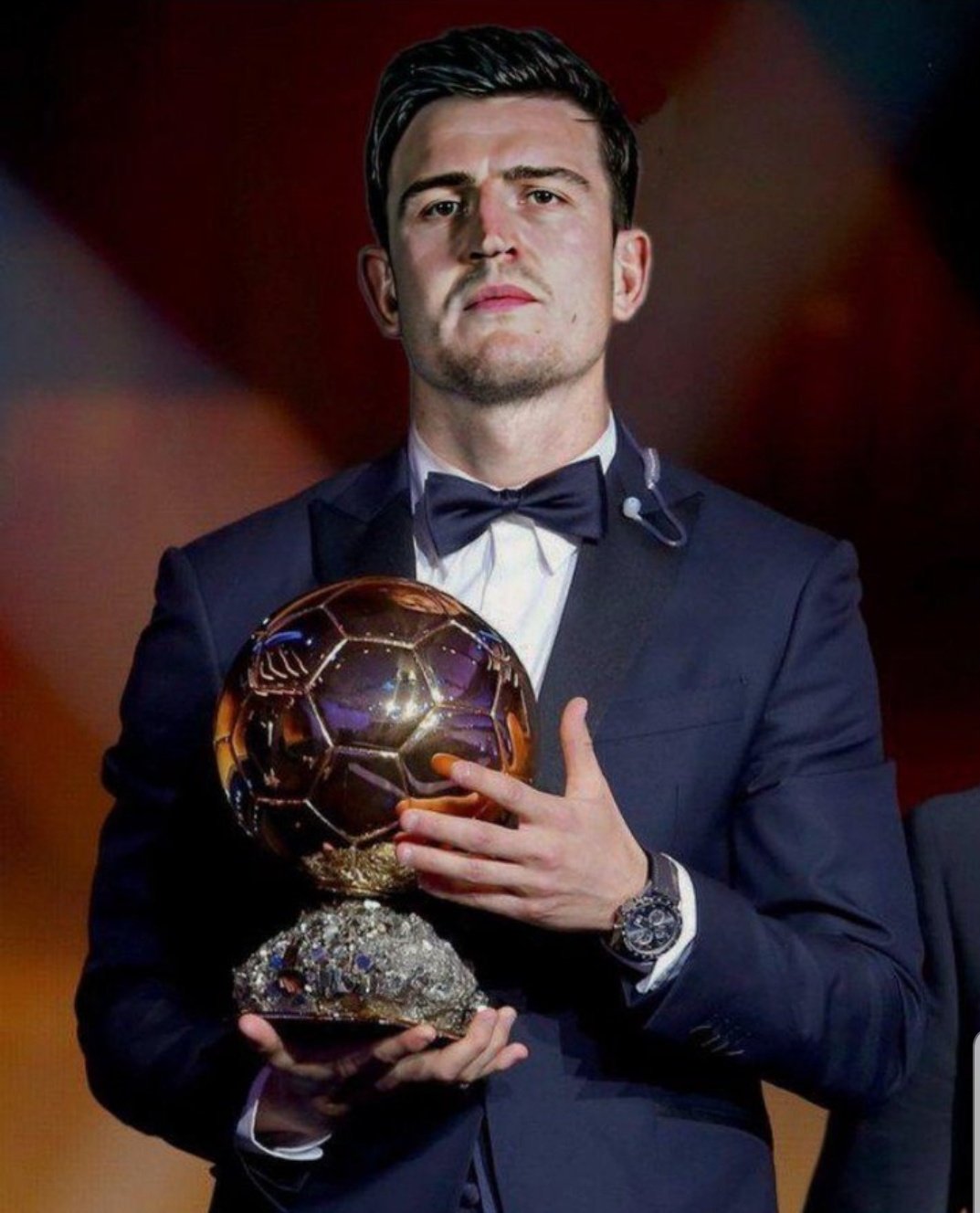 曼联将以1亿英镑的价格击败曼城，前锋签约已成定局，巴塞罗那的挖角行动也变得“认真”起来。