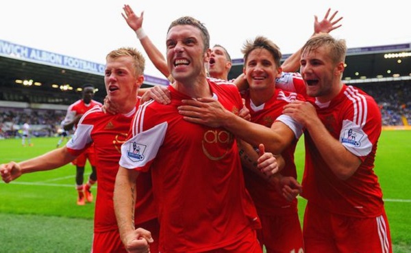 球星突破防线送出关键助攻